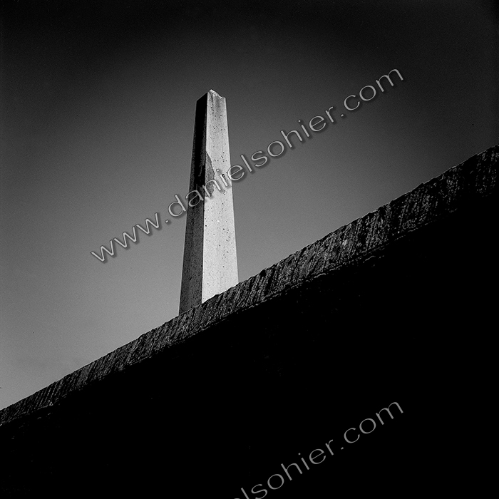 L'OBÉLISQUE - Condé Noireau - Calvados - France 1980 - Hasselblad 6x6 argentique Photographie N° LCT 06 L'OBÉLISQUE - Condé Noireau - Calvados - France 1980 - Hasselblad 6x6 argentique Photographie N° LCT 06